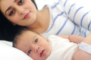 mother-with-infant-on-bed-e1410829129780-620x413